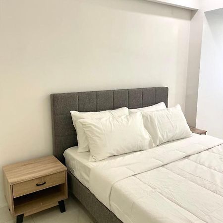 Burgundy Guest Suite Manila Exterior photo