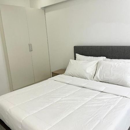 Burgundy Guest Suite Manila Exterior photo